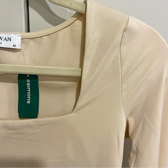 Fitted square neck long sleeve top NWT, in cream colour. - Picture 4 of 6